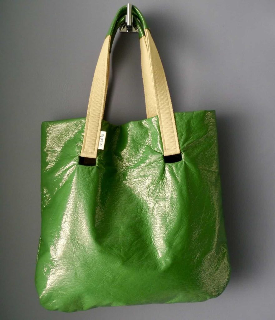 sac cabas toumi vert émeraude, grand et pratique et surtout beau et tendance avec son vinyle upcyclé.