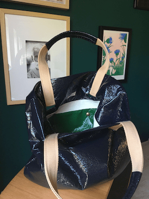 sac cabas toumi ouvert en vinyle bleu nuit upcyclé - poche intérieure en vinyle vert émeraude